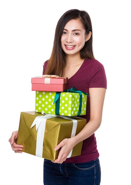 Junge Frau hält viele Geschenkboxen