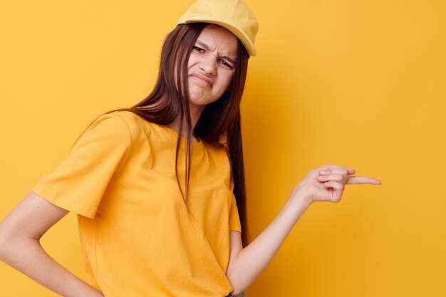 Junge Frau Handgeste Emotionen Sommer Stil Lifestyle unverändert