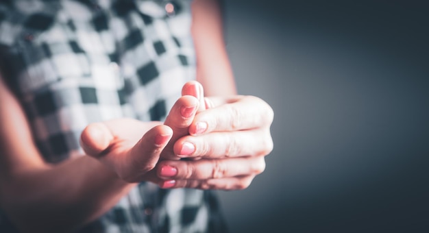 Junge Frau hat einen wunden Finger