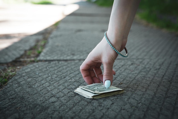 Junge Frau hebt ihr Geld auf