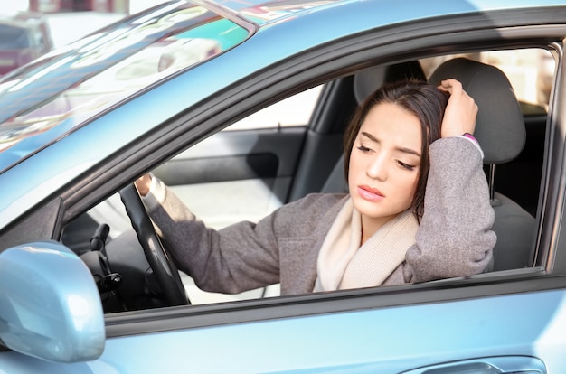 Junge Frau im Auto während des Staus