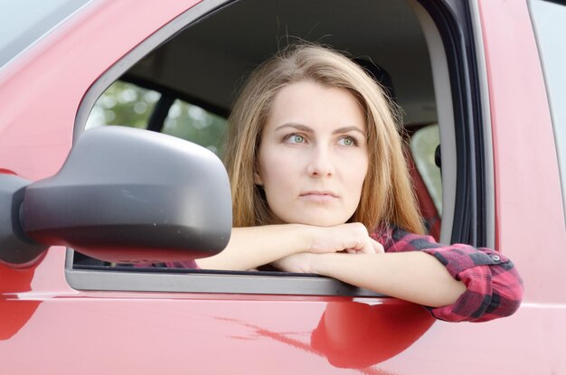 Foto junge frau im auto