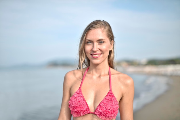 junge Frau im Bikini am Meer