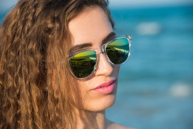 Junge Frau im Bikini am sonnigen Strand