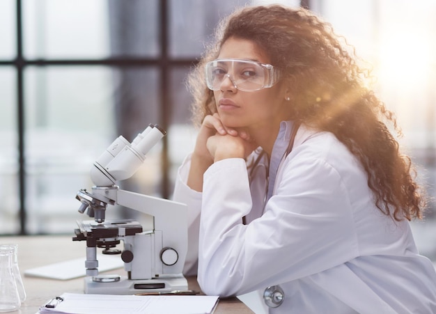 Junge Frau im biologischen Labor Attraktive junge weibliche Wissenschaftler