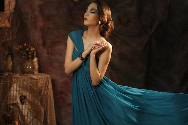 Junge Frau im blauen Kleid