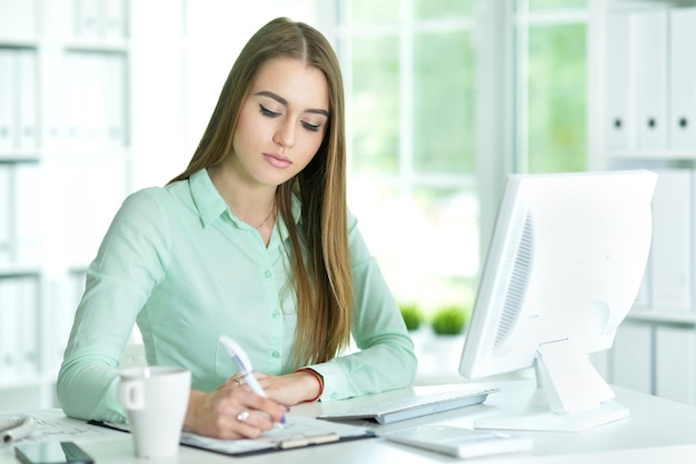 Junge Frau im Büro