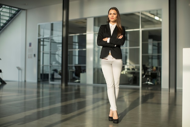 Junge Frau im Büro