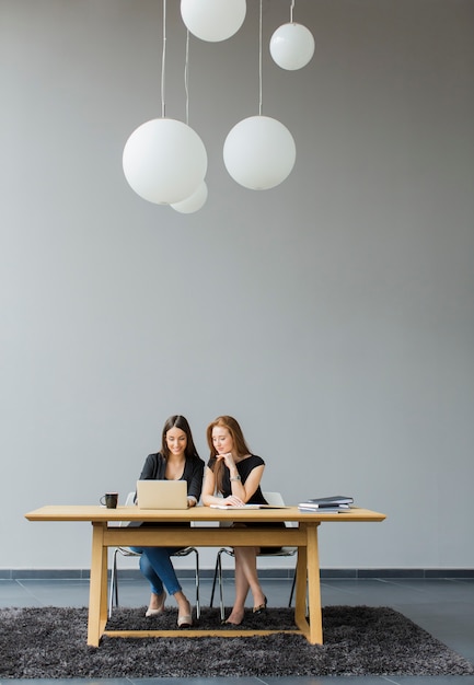 Junge Frau im Büro