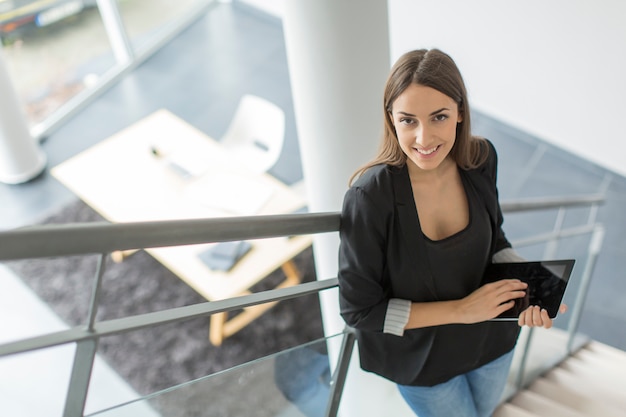 Junge Frau im Büro