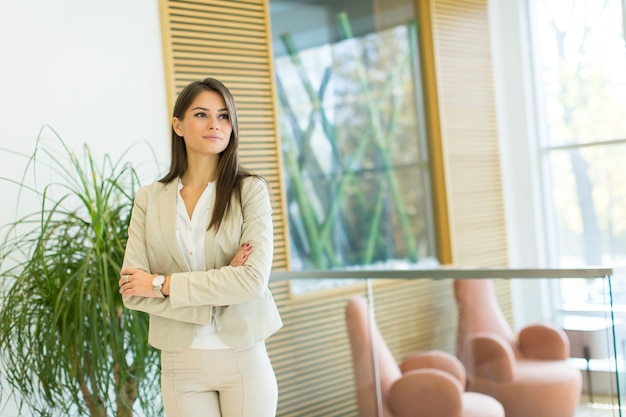 Junge Frau im Büro