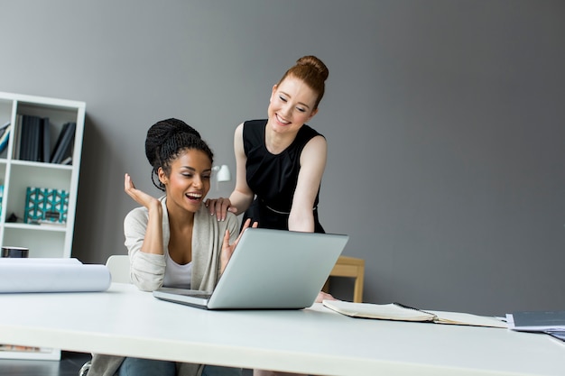 Junge Frau im Büro