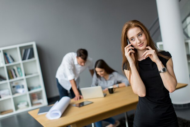 Junge Frau im Büro