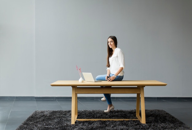 Foto junge frau im büro