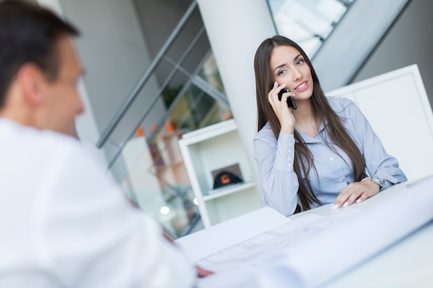 Junge Frau im Büro