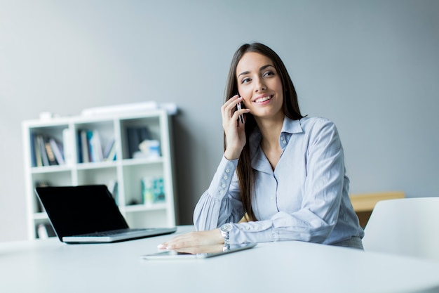 Junge Frau im Büro