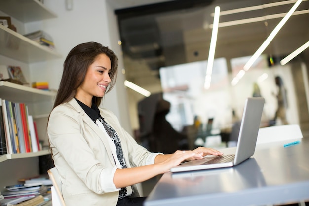 Junge Frau im Büro