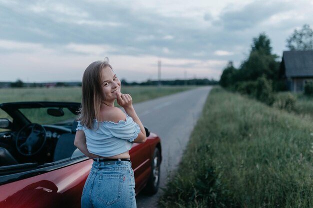 junge frau im cabriolet im sommer jugend- und reisekonzept