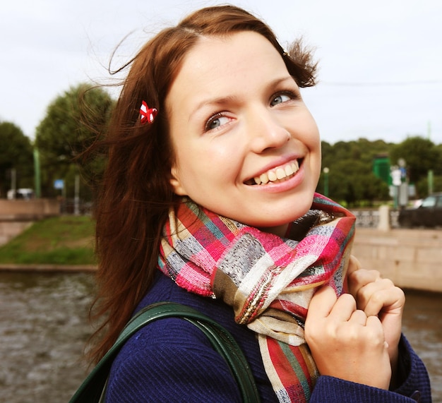 Junge Frau im Freien auf der Brücke