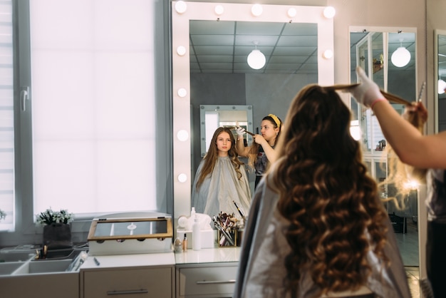 junge Frau im Friseursalon