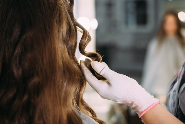 junge Frau im Friseursalon