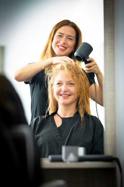 Junge Frau im Friseursalon