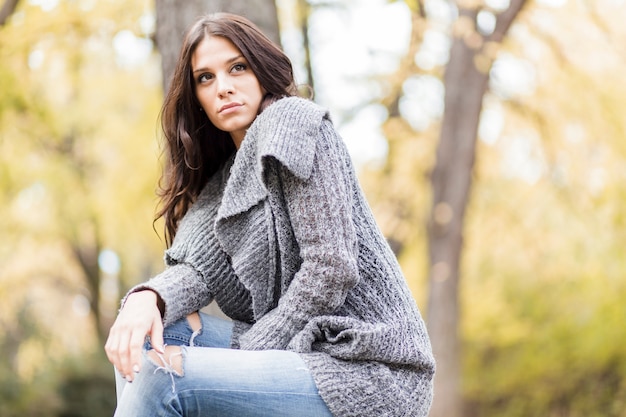 Junge Frau im Herbstpark