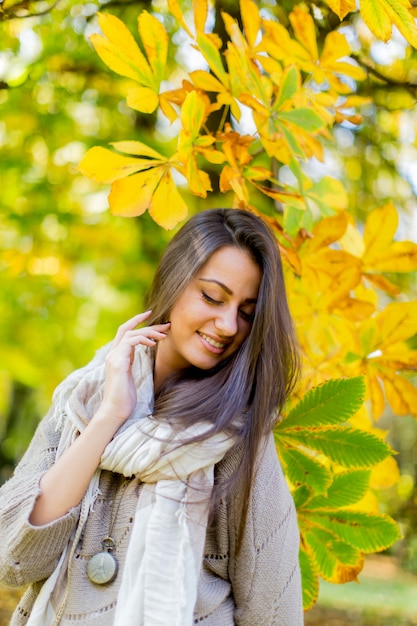 Junge Frau im Herbstwald