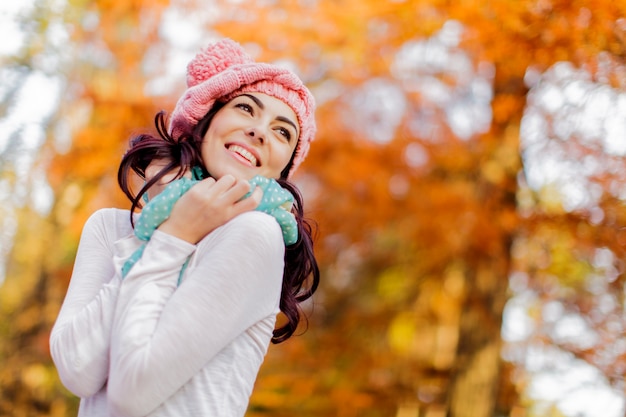 Junge Frau im Herbstwald