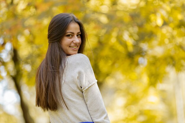 Junge Frau im Herbstwald