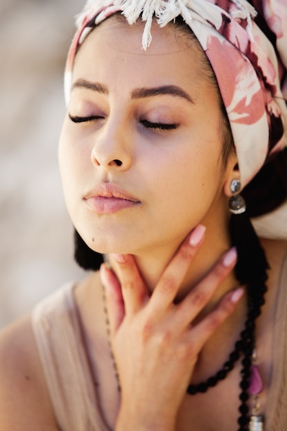 Junge Frau im Hippie-Stil, die handgemachten Schmuck trägt