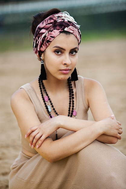 Junge Frau im Hippie-Stil, die handgemachten Schmuck trägt