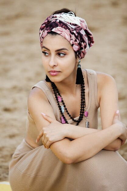 Junge Frau im Hippie-Stil, die handgemachten Schmuck trägt