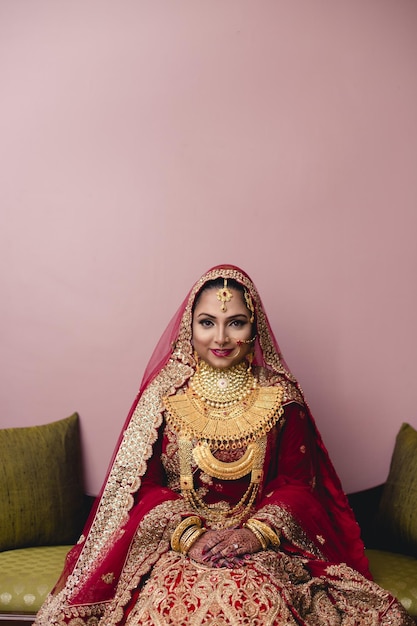 Junge Frau im Hochzeitskleid
