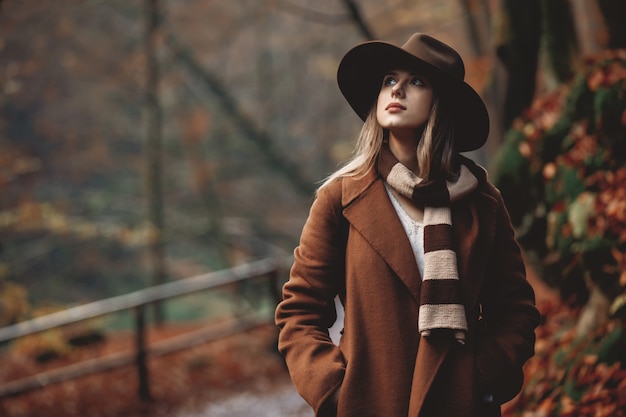 Junge Frau im Hut in einem Herbstsaisonpark