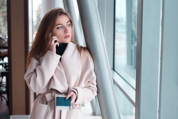 Junge Frau im internationalen Flughafen.