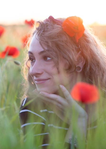 Foto junge frau im mohnfeld