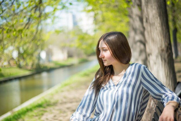 Junge Frau im Park im Frühjahr