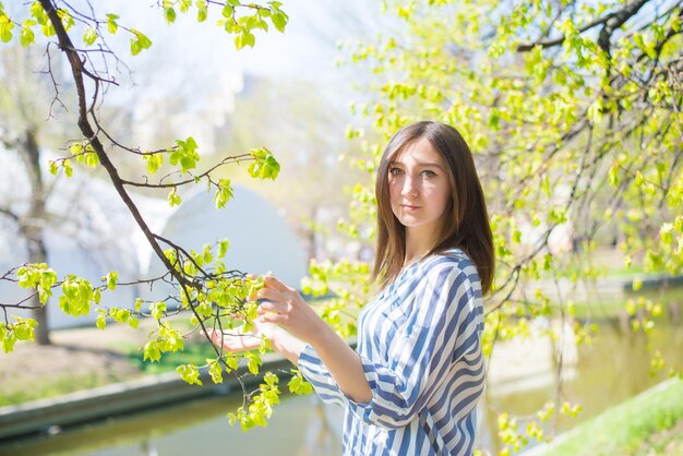 Junge Frau im Park im Frühjahr