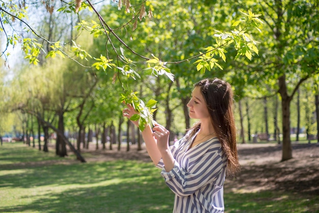 Junge Frau im Park im Frühjahr