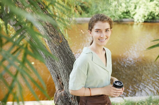 Junge Frau im Park