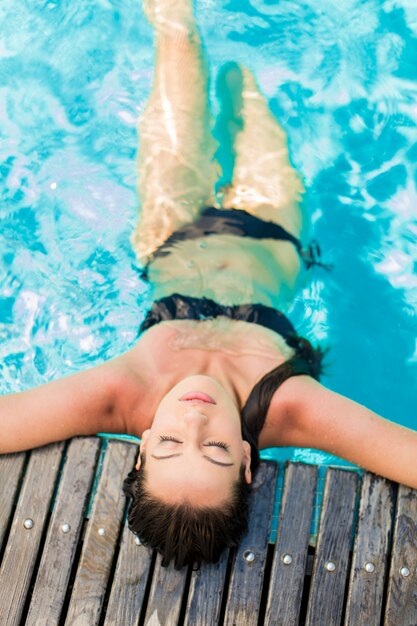 Junge Frau im Pool