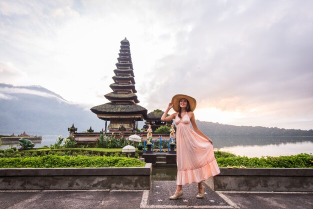 Junge Frau im Pura Ulun Danu Bratan, Bali