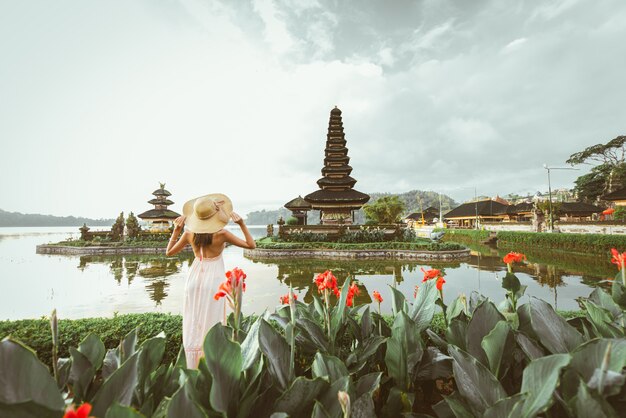 Junge Frau im Pura Ulun Danu Bratan, Bali