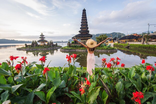 Junge Frau im Pura Ulun Danu Bratan, Bali