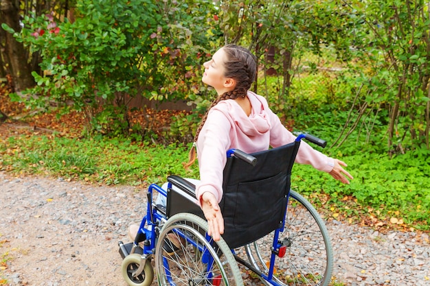 Junge Frau im Rollstuhl, die Natur genießt