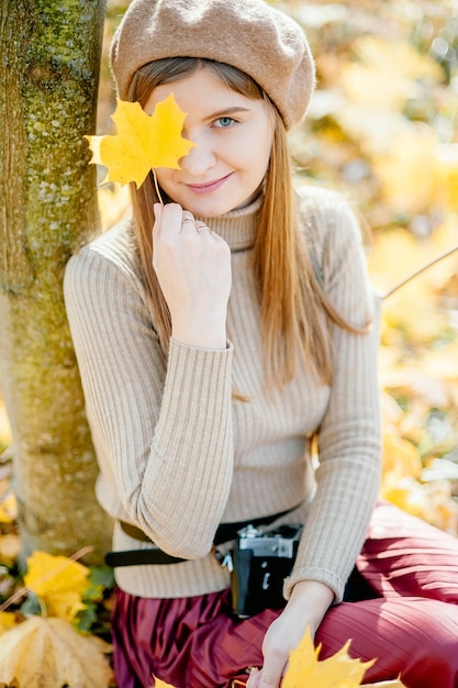 Junge Frau im schönen Herbstpark