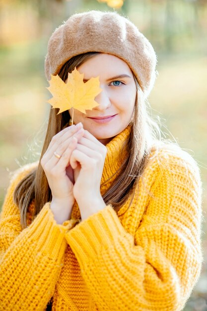 Junge Frau im schönen Herbstpark