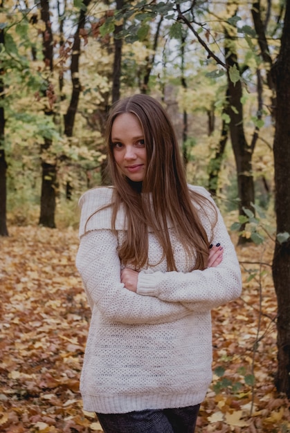 Junge Frau im schönen Herbstpark