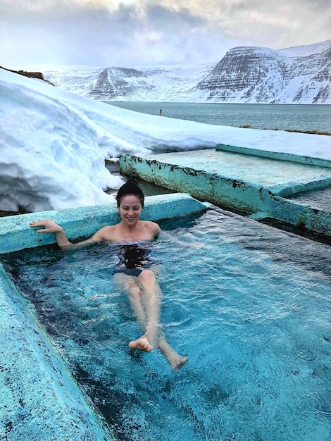 Foto junge frau im schwimmbad in voller länge